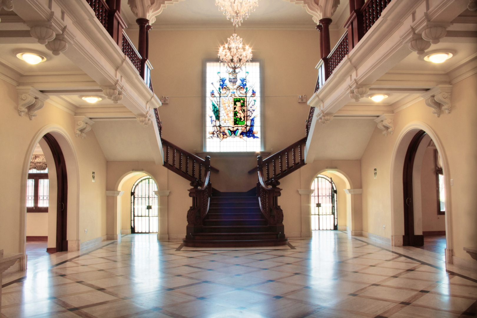 Hall Principal y Salón del Vitral de Casa Prado — espacio de ingreso con vitral arquitectónico en Miraflores